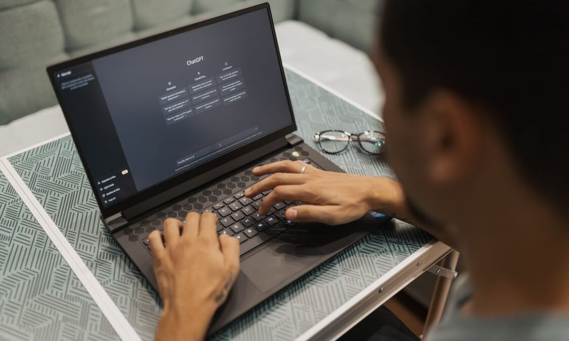 Persona usa una laptop para interactuar con tecnología de inteligencia artificial.