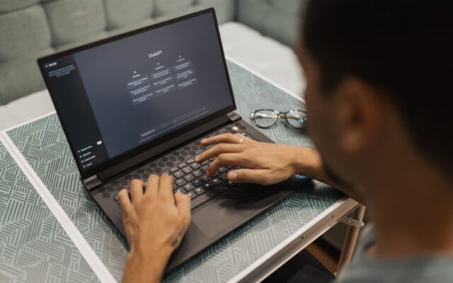 Persona usa una laptop para interactuar con tecnología de inteligencia artificial.